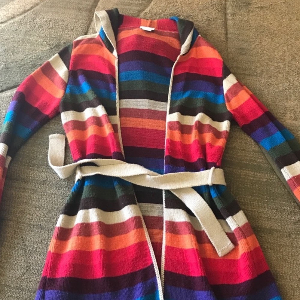 IN SEARCH OF THIS SWEATER!!